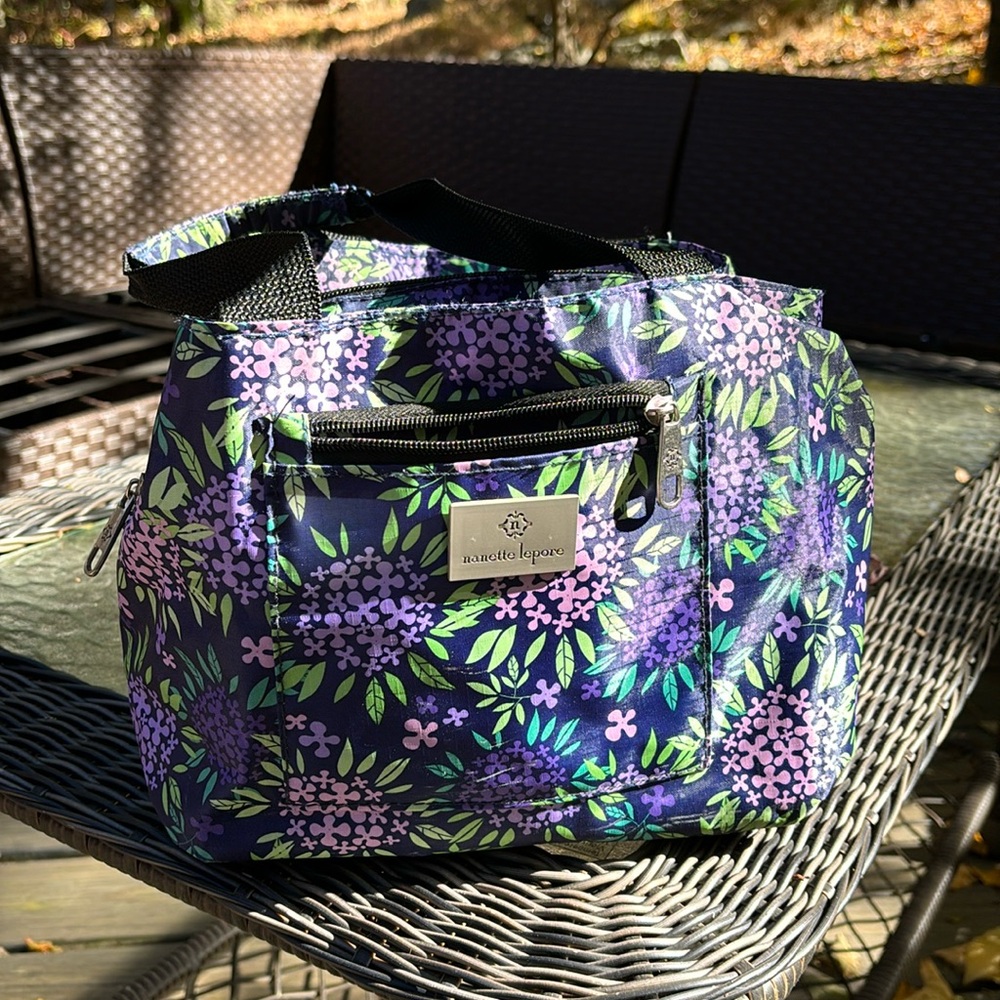 Nanette Lepore Bag is excellent insulated to carry your food supplies around.